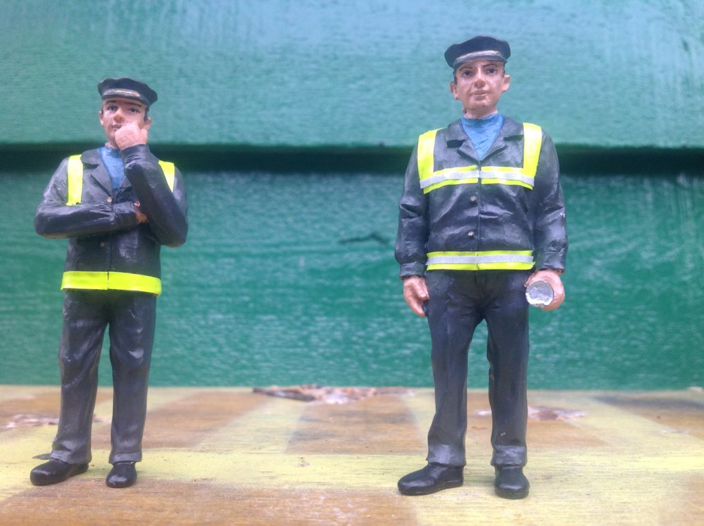 22-189 Scenecraft G Scale Policeman and Policewoman